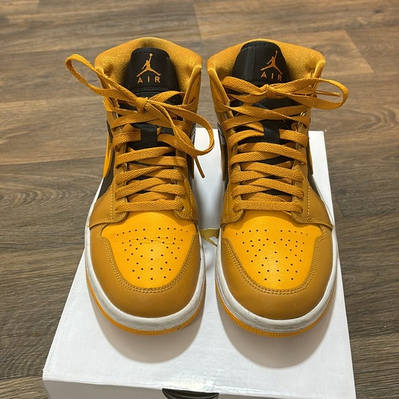 SOLD!! Size 9 Women’s Air Jordan Mid - Picture 2 of 7